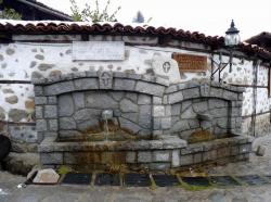 Ruelle traditionnelle du quartier historique - Fontaines